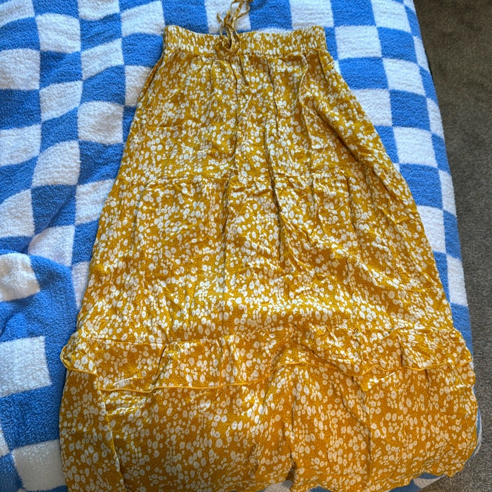 yellow skirt